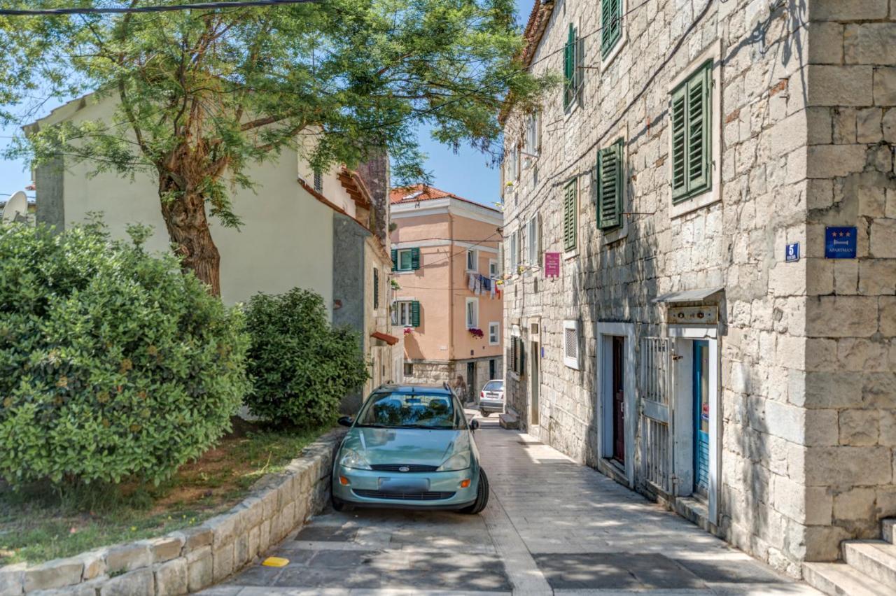 Under Constructiion Split Exterior foto